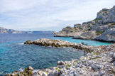 <center>Île du Riou.</center>Calanque de Monastério avec sa digue naturelle.