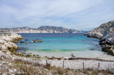 <center>Île du Riou.</center>Calanque de Monastério et sa plage de sable.