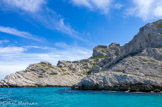 <center>Île du Riou.</center>La pointe et la calanque Fontagne où se trouve la cabane des gardes du conservatoire du littoral (propriétaire depuis 1992).