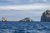 <center>Île du Riou.</center>Le grand Congloué à droite, et le petit à gauche.
