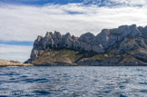 <center>Île Maïre.</center>Mesurant moins d'un kilomètre d'Est en Ouest et de 500 mètres du Nord au Sud, l'île Maïre culmine néanmoins à 138 mètres d'altitude. Elle est totalement inhabitée. A gauche, les bâtiments du cap Croisette. Sur le 3ème pic à gauche, le poste de télémétrie construit par la marine nationale.
