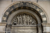 <center>La Basilique Cathédrale Sainte-Marie-Majeure</center>Porte latérale Est. Pierre-Jules Cavelier (1814-1896) a sculpté le haut-relief du tympan de la porte du transept Est représentant les Saintes Maries arrivant en Provence, accueillies par un pécheur avec son filet ainsi qu'une mère et son enfant. Marie Madeleine est au centre, avec ses longs cheveux, tenant une croix, entourée de Marthe, Marie Jacobé et Marie Salomé. Les passagers de la barque sont Lazare, l’ami du Christ ; Marthe et Marie Madeleine, les deux sœurs ; Sara (Marcelle) leur servante ; Marie Jacobé, mère de Saint Jacques le Mineur ; Marie Salomé, mère de Saint Jacques le Majeur ; Maximin, notable de Béthanie et qui fut le premier évêque d'Aix-en-Provence.