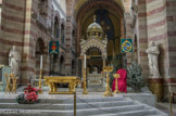 <center>La Basilique Cathédrale Sainte-Marie-Majeure</center>Le podium de plus de quatre-vingt-dix mètres carré, terminé en mai 1997, est en marbre de Carrare. Aux quatre coins se dressent les statues des évangélistes, de Louis Botinelly, 1935, et au centre, l'autel nouveau de 2002.