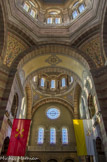 <center>La Basilique Cathédrale Sainte-Marie-Majeure</center>Le transept. Les deux bras du transept sont percés par trois verrières surmontées d'une rosace. La galerie du triforium est ornée d’une balustrade de marbre blanc.