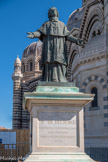 <center>La Basilique Cathédrale Sainte-Marie-Majeure</center>A gauche de l'entrée s’élève la statue de Monseigneur de Belsunce, qui s’illustra durant la dernière grande épidémie de peste que connut la France, la peste de 1720. Elle repose sur un socle en pierre de Cassis.