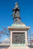 <center>La Basilique Cathédrale Sainte-Marie-Majeure</center>Sur le socle en pierre de Cassis  sont fixés deux hauts-reliefs en bronze.