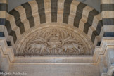 <center>La Basilique Cathédrale Sainte-Marie-Majeure</center>Au-dessus de la porte de gauche, l’agneau mystique et la fontaine de vie par Brémond. L’agneau est surmonté d’une croix et se tient accroupi sur un livre fermé par sept sceaux et qui repose sur un rocher d’où jaillissent quatre sources, les quatre fleuves du paradis : le Pishon qui est le Gange, le Gibon qui n'est autre que le Nil, puis le Tigre et enfin l'Euphrate. De chaque côté, deux cerfs s’abreuvent. Cette porte s’ouvre sur les fonts-baptismaux.