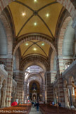 <center>La Basilique Cathédrale Sainte-Marie-Majeure</center>Les piles  supportent des arcs en plein cintre qui forment un plan carré où s'insère une voûte d'arête.