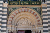 <center>La Basilique Cathédrale Sainte-Marie-Majeure</center>Sur le tympan, le couronnement de la Vierge par Guillaume. Aux écoinçons, à gauche l’arbre de vie sommé de la croix, et à droite le phénix.