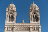 <center>La Basilique Cathédrale Sainte-Marie-Majeure</center>Surplombant la voûte du porche, une galerie en architrave relie les deux tours.