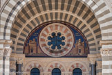 <center>La Basilique Cathédrale Sainte-Marie-Majeure</center>Le tympan porte une rosace en son centre, accompagnée de la stylisation, en mosaïque, des cités de Jérusalem, à droite, et de Bethléem, avec son étoile des mages, à gauche. Ces deux mosaïques, oeuvres de Mora, rappellent la naissance et la mort de Jésus.