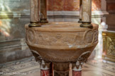 <center>La Basilique Cathédrale Sainte-Marie-Majeure</center>Les fonts baptismaux. Deux dauphins. A droite, un récipient avec l'agneau surmonté d'une croix, à gauche, .une coquille st Jacques.