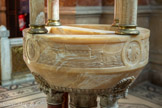 <center>La Basilique Cathédrale Sainte-Marie-Majeure</center>Les fonts baptismaux. L'arche de Noé. A droite, une coquille saint Jacques, à gauche, une gourde.