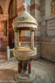 <center>La Basilique Cathédrale Sainte-Marie-Majeure</center>Les fonts baptismaux.