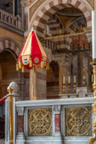 <center>La Basilique Cathédrale Sainte-Marie-Majeure</center>L'ombrellino pontifical, appelé pavillon ou gonfalon, est une sorte de parasol à demi ouvert, disposé en forme de tente, dont l'armature de bois est recouverte de bandes de soie, alternativement rouge et jaune. Le pavillon des basiliques est lamé d'or et de velours rouge avec des franges d'or. Sa partie supérieure se termine par un globe surmonté d'une croix, en cuivre doré.
