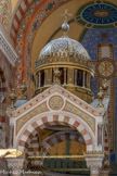 <center>La Basilique Cathédrale Sainte-Marie-Majeure</center>A l’entablement en pierre, au-dessus des quatre colonnes, on distingue une frise en bronze doré formée de palmettes avec émaux. Un chaînage porte lumière, lui aussi en bronze doré, joint les entablements.