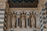 <center>La Basilique Cathédrale Sainte-Marie-Majeure</center>A gauche, de gauche à droite, saint Cannat, évêque de Marseille avec son roseau, par Moulin, Urbain V, pape, par Tournier, saint Victor, martyr, par Captier.