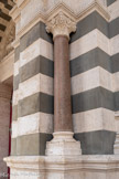 <center>La Basilique Cathédrale Sainte-Marie-Majeure</center>Colonne de l'entrée, sur le côté..