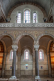 <center>La Basilique Cathédrale Sainte-Marie-Majeure</center>Les nefs latérales, percées dans l’épaisseur des piles, portent les tribunes (triforrium) soutenues d’une triple arcature reposant sur des colonnes monolithes en porphyre à chapiteaux de marbre sculptés de feuillage.