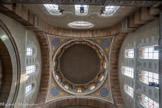 <center>La Basilique Cathédrale Sainte-Marie-Majeure</center>Transept Ouest. A gauche, l'entrée de la chapelle du Sacré-Coeur, surmontée de trois verrière, en haut, le mur du fond du transept avec trois verrières et une rosace, à droite, le mur où se trouve la porte ouest percé de six verrières. Au centre la coupole avec douze verrières. Les pendentifs permettent de passer du plan carré au cercle.