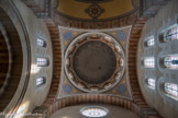 <center>La Basilique Cathédrale Sainte-Marie-Majeure</center>Transept Est (à droite). Les verrières. A gauche  l'ouverture de la chapelle de saint Lazare, surmontée de trois verrière, en bas, le mur du fond du transept avec trois verrières et une rosace, à droite, le mur où se trouve la porte est surmontée par six verrières. Au centre la coupole avec douze verrières. Les pendentifs permettent de passer du plan carré au cercle.
