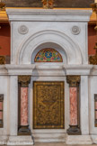 <center>La Basilique Cathédrale Sainte-Marie-Majeure</center>Le tabernacle. Au fronton, le chrisme. Sur la porte, deux colombes s'abreuvent.