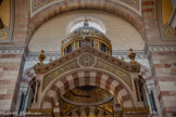 <center>La Basilique Cathédrale Sainte-Marie-Majeure</center>Le ciborium. Sur les côtés, au fronton, des colombes s'abreuvent à un baquet recueillant le jus d'une grappe de raisin. L’intérieur est en mosaïques, avec un semis de lotus et une croix au centre.