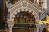 <center>La Basilique Cathédrale Sainte-Marie-Majeure</center>A l’entablement en pierre, au-dessus des quatre colonnes, on distingue une frise en bronze doré formée de palmettes avec émaux. Un chaînage porte lumière, lui aussi en bronze doré, joint les entablements.