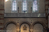 <center>La Basilique Cathédrale Sainte-Marie-Majeure</center>Le transept Est. La galerie du triforium est ornée d’une balustrade de marbre blanc, soutenue par trois arcatures.