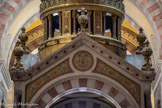 <center>La Basilique Cathédrale Sainte-Marie-Majeure</center>L'arrière du ciborium. Sur le fronton, le M de Marie avec le A, ce qui signifie Ave Maria. Ou bien, si au centre c'est la lettre théta (et pas A), cela signifie THEOU HUIOS, c'est-à-dire “fils de Dieu”.