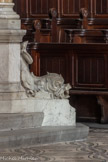 <center>La Basilique Cathédrale Sainte-Marie-Majeure</center>Les colonnes en onyx de Tunisie reposent sur des piédestaux en marbre gris avec à leurs pieds des dauphins qui enserrent dans leur gueule un poisson, symbole du Christ, emprunté aux catacombes.
