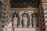 <center>La Basilique Cathédrale Sainte-Marie-Majeure</center>Les faces internes de ce porche sont occupées par les statues monumentales des saints évêques de Marseille des premiers temps, groupés par trois. A droite, de gauche à droite, saint Mauront, par Gaudran, saint Sérénus par Gautherin, saint Théodore par Pascal.