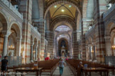 <center>La Basilique Cathédrale Sainte-Marie-Majeure</center>C’est Henri Antoine Révoil qui achève la construction, s’attachant plus particulièrement à la décoration : mosaïques, sculptures, bronze, en compagnie des inspecteurs Errard, Mouren et Joly. La décoration intérieure est en marbre et porphyre, inspirée par le style byzantin. Les coupoles et les balustrades sont décorées avec des éléments empruntés aux cathédrales de Lucques et de Sienne.