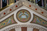 <center>La Basilique Cathédrale Sainte-Marie-Majeure</center>Le ciborium. De l'autre côté, les colombes picorent au pied d'une gerbe de blé. Sur la table, trois osties avec un croix.
