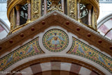 <center>La Basilique Cathédrale Sainte-Marie-Majeure</center>Le ciborium. Au fronton, des colombes s'abreuvent à un baquet recueillant le jus d'une grappe de raisin.