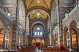 <center>La Basilique Cathédrale Sainte-Marie-Majeure</center>La nef vue du transept. A droite, sous la bâche rouge, le clavier de l'orgue. Trois énormes travées constituent la nef principale. Elles sont bâties sur des piles où alternent le marbre rouge du Var et le marbre ocre. Elles supportent des arcs en plein cintre qui forment un plan carré où s'insère une voûte d'arête.