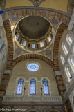 <center>La Basilique Cathédrale Sainte-Marie-Majeure</center>Le transept. À chaque bras du transept, une coupole de moindre importance accompagne l’entrée de chaque chapelle latérale. On passe du carré au cercle par des pendentifs. Au centre, trois verrières surmontées d'une rosace, de chaque côté, six verrières, et dans le dôme douze verrières, permettent de l'éclairer.