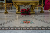 <center>La Basilique Cathédrale Sainte-Marie-Majeure</center>Le podium est recouvert de mosaïques réalisées par  Michel Patrizio qui a aussi restauré celles de Notre Dame de la Garde. Elles reprennent le dessin caché des mosaïques originelles voulues par Henry Revoil.