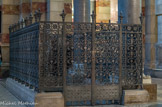 <center>La Basilique Cathédrale Sainte-Marie-Majeure</center>Grilles des escaliers menant à la crypte.