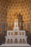 <center>La Basilique Cathédrale Sainte-Marie-Majeure</center>L'autel est la satue de Saint Lazare. Dans la crypte de l'abbaye de Saint-Victor de Marseille, il existait une épitaphe du Ve siècle qui indique qu'un évêque nommé Lazare était enterré là. Les archéologues pensent que cette stèle fait référence à l'évêque d'Aix, qui fut consacré à Marseille vers 408, et qui, ayant dû abandonner son siège en 411 comme son collègue d'Arles, Héros, passa quelque temps en Palestine. Vers 415-416, il revient de Palestine avec Jean Cassien et termine sa vie à Marseille. C'est sans doute le nom de cet évêque revenant de Palestine qui donna corps à la tradition de la venue de Lazare et de ses sœurs (les « Saintes Maries ») en Provence et plus spécifiquement de l'épiscopat de celui-ci à Marseille.