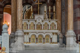<center>La Basilique Cathédrale Sainte-Marie-Majeure</center>L’autel majeur en marbre de Carrare, don du marbrier et sculpteur Jules Cantini, décoré de mosaïques d’Henri Antoine Révoil. Au pied des colonnes en onyx de Tunisie des dauphins enserrent dans leur gueule un poisson.