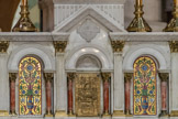 <center>La Basilique Cathédrale Sainte-Marie-Majeure</center>Sur la porte du tabernacle, l'agneau repose sur le livre portant les sept sceaux.
