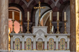<center>La Basilique Cathédrale Sainte-Marie-Majeure</center>Le gradin est décoré de la même façon., avec au centre, le tabernacle.