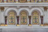<center>La Basilique Cathédrale Sainte-Marie-Majeure</center>Au tombeau, trois arcatures avec mosaïques à fond d’or, séparées par des pilastres et des chapiteaux en bronze doré.