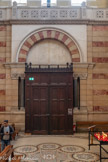 <center>La Basilique Cathédrale Sainte-Marie-Majeure</center>Porte latérale du transept Ouest surmontée de la balustrade en marbre blanc du triforium. Il y a la même du côté Est.