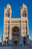 <center>La Basilique Cathédrale Sainte-Marie-Majeure</center>La façade est composée d’un vaste porche de 20 m de hauteur, flanqué de deux tours-clocher surmontées de dômes.