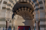 <center>La Basilique Cathédrale Sainte-Marie-Majeure</center>Au-dessus de la porte de gauche, l’agneau mystique et la fontaine de vie par Brémond. L’agneau est surmonté d’une croix et se tient accroupi sur un livre fermé par sept sceaux et qui repose sur un rocher d’où jaillissent les quatre fleuves du Paradis. De chaque côté, deux cerfs s’abreuvent. Cette porte s’ouvre sur les fonts-baptismaux.