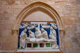 <center>La Vieille Major</center>Autour du corps du Christ, Saint Jean, le seul tourné vers la droite, la Vierge Marie, Marie Jacobé, Marie Salomé et Marie Madeleine agenouillée aux pieds du Christ. A droite, debout, un personnage inhabituel, probablement Sara ; sa présence porte à croire que l'oeuvre est associée au renouveau du culte des Saintes Maries à la suite de la découverte de leur sépulture en 1448 par le Roi René. Ce personnage pourrait être aussi Marthe, la sœur de Marie-Madeleine. Quatre anges en vol accentuent la solennité de la scène.