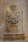 <center>La Vieille Major</center>Chapelle du Saint Sacrement. Ce cénotaphe fut élevé en 1822 par les pénitents blancs pour Monseigneur de Belsunce. En haut, le blason de Monseigneur de Belsunce, car il était noble et les évêques étaient baron d'Aubagne. En dessous, une tête de mort avec deux tibias croisés et deux angelots pleurant.