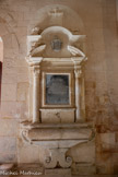 <center>La Vieille Major</center>Bras sud du transept. Plaque en l'honneur de Gentis de Gardane. Au-dessus les armoiries des Gardane.